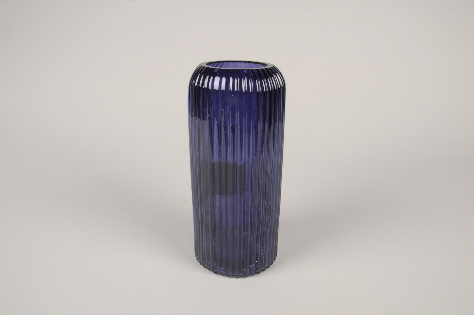Vase en verre strié violet